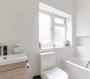 Toilet Kamar 3 Newly Renovated 2 Bedroom Apartment in Earlsfield With Garden