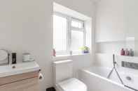 In-room Bathroom Newly Renovated 2 Bedroom Apartment in Earlsfield With Garden