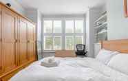Kamar Tidur 4 Newly Renovated 2 Bedroom Apartment in Earlsfield With Garden