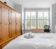 Kamar Tidur 4 Newly Renovated 2 Bedroom Apartment in Earlsfield With Garden