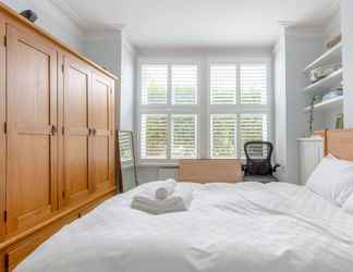 Kamar Tidur 2 Newly Renovated 2 Bedroom Apartment in Earlsfield With Garden