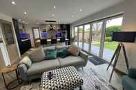 Lobby Luxurious Modern 2 Bedroom Bungalow Private Garden