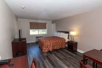 Bedroom 4 Borden Inn & Suites