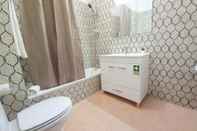 In-room Bathroom T1 Torre20 14D Vista MAR Fant Stica 80M Praia 4 P
