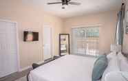 Kamar Tidur 4 Beautiful Fenced 3BR 2BA Near Exciting Downtown