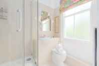 Toilet Kamar Charming Flat in Leafy West London by Underthedoormat