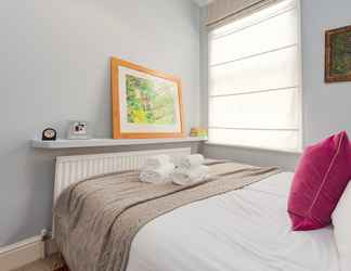 Kamar Tidur 2 Charming Flat in Leafy West London by Underthedoormat