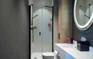 In-room Bathroom 3 Moxy the Hague