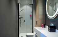 In-room Bathroom 3 Moxy the Hague