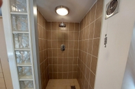 In-room Bathroom Beautiful 1bed Apartment With a Back Garden