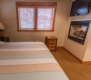 Bedroom 6 Lodges at Cannon Beach B2