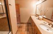 In-room Bathroom 2 Lodges at Cannon Beach C2