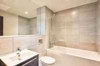 In-room Bathroom Luxurious Chic 1 Bedroom Apartment