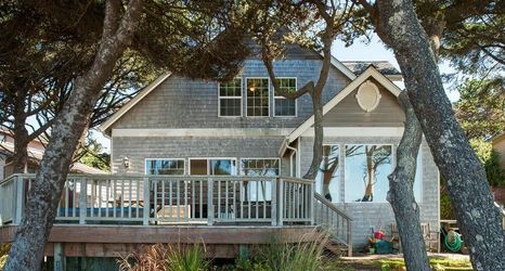 外部的 2 Sheltering Pines