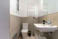 In-room Bathroom limehome Madrid C. de Fomento