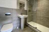 Toilet Kamar Modern & Comfortable 2BR Apartment