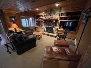 Lobi 4 Grand View Log Cabin