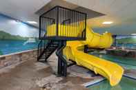 Swimming Pool La Quinta Inn & Suites by Wyndham Lake George
