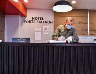 Lobi 2 Hotel White Saffron