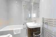 In-room Bathroom Bright two Bedroom Flat in Fashionable Fulham by Underthedoormat