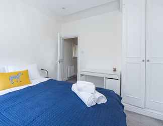Bedroom 2 Bright two Bedroom Flat in Fashionable Fulham by Underthedoormat