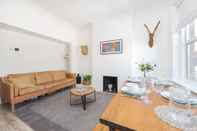 Common Space Bright two Bedroom Flat in Fashionable Fulham by Underthedoormat