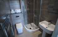 Toilet Kamar 5 Staycay Modern 2-bed Apartment in Sheffield City Centre