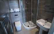 Bilik Mandi dalam Bilik 5 Staycay Modern 2-bed Apartment in Sheffield City Centre