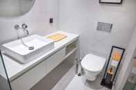 Toilet Kamar Elegant Downtown Apartment