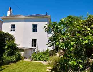 Exterior 2 Arden Villa Sleeps 8 Moments From the Golden Sandy Beach of Ryde