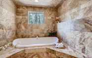 In-room Bathroom 7 Wagon Wheel Retreat