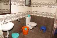 ห้องน้ำภายในห้อง Hotel Santhosh Inn