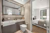 Toilet Kamar Deluxe two Bedroom Apartment in Londons Canary Wharf