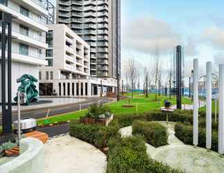 Exterior 2 Deluxe two Bedroom Apartment in Londons Canary Wharf