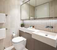 In-room Bathroom 5 Stunning two Bedroom Docklands Apartment With Balcony