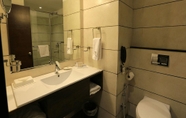 Toilet Kamar 5 Nandan Kanan-M Square Hotels and Resorts