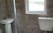 Toilet Kamar 3 Inviting 2-bed Chalet in Caernarfon