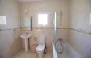 In-room Bathroom 4 Villa Jodie AQ HN8