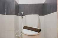 Toilet Kamar Warm And Cozy Studio At Cinere Bellevue Suites Apartment