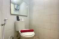 Toilet Kamar Cozy And Well Designed Studio Room At Suites @Metro Apartment
