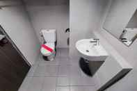 Toilet Kamar Nice And Cozy Studio At Bintaro Icon Apartment