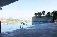 Swimming Pool Cozy Studio With City View At Tamansari Papilio Apartment