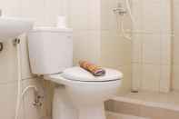 Toilet Kamar Nice And Comfy 2Br Springlake Apartment Near Summarecon Bekasi