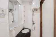 Toilet Kamar Nice And Comfortable Studio At Sky House Bsd Apartment