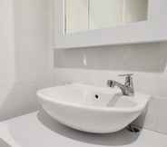 Toilet Kamar 2 Cozy Studio At Paltrow City Apartment