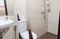 Toilet Kamar Compact Studio At Vida View Makassar Apartment