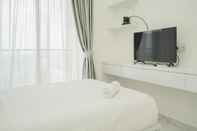 ห้องนอน Modern Studio With Cozy Style At Sky House Bsd Apartment