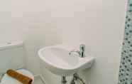 Toilet Kamar 7 Comfy Studio Apartment At Aeropolis Residence