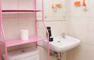 In-room Bathroom 6 Warm And Homey 2Br Springlake Summarecon Bekasi Apartment