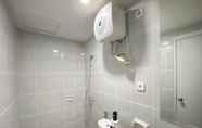 In-room Bathroom 6 Luxury Spacious 3Br Apartment At Newton Residence Bandung
